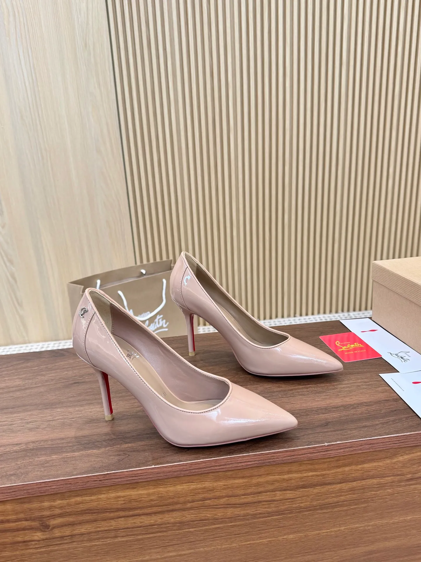 👟👟Ex-factory price 480👟👟 Genuine leather sole +40 Year-round shipment💝Christian Louboutin CL👠 "Patent Leather Hemming Craft Series" Noble and luxurious, real blingbling👟👟 Real materials, all customized by the pattern maker, and the materials are made of original customized materials to achieve the taste of the original 5 color options💍Upper: Imported👉cow patent leather💪 Lining: Sheepskin foot pad/lining Size: 34-40.41.42 Heel height: two options: 10.5cm and 8.5cm